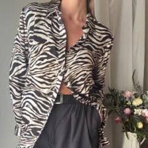 Etiquette zebra stripe blouse button front long sleeve excellent Size S